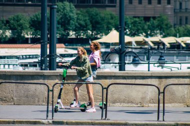 Budapeşte Macaristan 20 Temmuz 2020 Budapeşte 'nin başkenti ve Macaristan' ın en kalabalık şehri olan Budapeşte sokaklarında elektrikli scooterla dolaşan kimliği belirsiz insanların görüntüsü