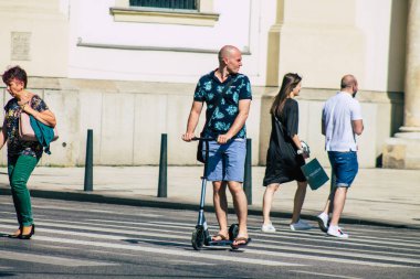 Budapeşte Macaristan 20 Temmuz 2020 Budapeşte 'nin başkenti ve Macaristan' ın en kalabalık şehri olan Budapeşte sokaklarında elektrikli scooterla dolaşan kimliği belirsiz insanların görüntüsü