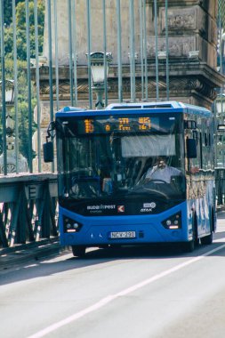 Budapeşte Macaristan 20 Temmuz 2020 Macaristan 'ın başkenti Budapeşte' de seyahat eden yolcular için geleneksel bir Macar şehir otobüsü manzarası