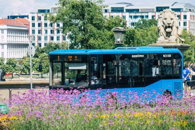 Budapeşte Macaristan 20 Temmuz 2020 Macaristan 'ın başkenti Budapeşte' de seyahat eden yolcular için geleneksel bir Macar şehir otobüsü manzarası