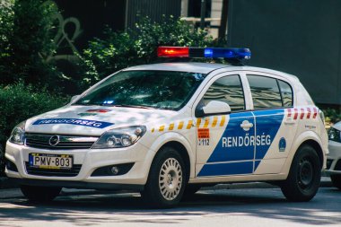 Budapeşte Macaristan 20 Temmuz 2020 Budapeşte 'nin başkenti ve Macaristan' ın en kalabalık şehri olan Budapeşte sokaklarında geleneksel bir Macar polis arabasının görüntüsü