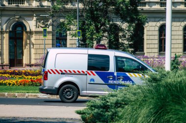 Budapeşte Macaristan 20 Temmuz 2020 Budapeşte 'nin başkenti ve Macaristan' ın en kalabalık şehri olan Budapeşte sokaklarında geleneksel bir Macar polis arabasının görüntüsü