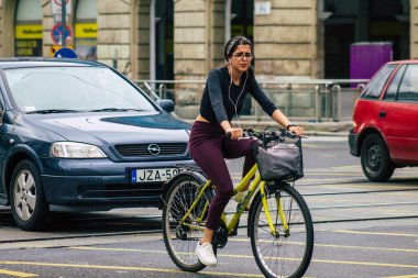 Budapeşte Macaristan 20 Temmuz 2020 'de Macaristan' ın başkenti Budapeşte 'nin tarihi sokaklarında bisikletle dolaşan ve Avrupa Birliği' nin en büyük dokuzuncu şehri olan kimliği belirsiz insanların görüntüsü
