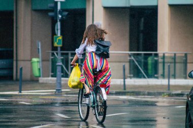 Budapeşte Macaristan 20 Temmuz 2020 'de Macaristan' ın başkenti Budapeşte 'nin tarihi sokaklarında bisikletle dolaşan ve Avrupa Birliği' nin en büyük dokuzuncu şehri olan kimliği belirsiz insanların görüntüsü