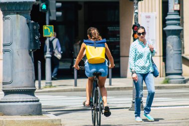 Budapeşte Macaristan 20 Temmuz 2020 'de Macaristan' ın başkenti Budapeşte 'nin tarihi sokaklarında bisikletle dolaşan ve Avrupa Birliği' nin en büyük dokuzuncu şehri olan kimliği belirsiz insanların görüntüsü