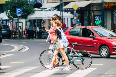 Budapeşte Macaristan 20 Temmuz 2020 'de Macaristan' ın başkenti Budapeşte 'nin tarihi sokaklarında bisikletle dolaşan ve Avrupa Birliği' nin en büyük dokuzuncu şehri olan kimliği belirsiz insanların görüntüsü