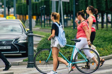 Budapeşte Macaristan 20 Temmuz 2020 'de Macaristan' ın başkenti Budapeşte 'nin tarihi sokaklarında bisikletle dolaşan ve Avrupa Birliği' nin en büyük dokuzuncu şehri olan kimliği belirsiz insanların görüntüsü