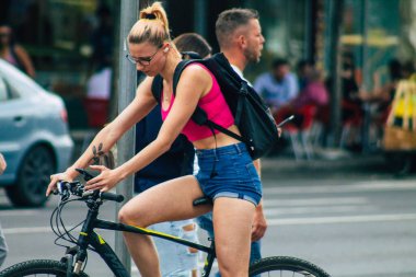 Budapeşte Macaristan 20 Temmuz 2020 'de Macaristan' ın başkenti Budapeşte 'nin tarihi sokaklarında bisikletle dolaşan ve Avrupa Birliği' nin en büyük dokuzuncu şehri olan kimliği belirsiz insanların görüntüsü