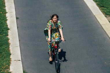 Budapeşte Macaristan 20 Temmuz 2020 'de Macaristan' ın başkenti Budapeşte 'nin tarihi sokaklarında bisikletle dolaşan ve Avrupa Birliği' nin en büyük dokuzuncu şehri olan kimliği belirsiz insanların görüntüsü