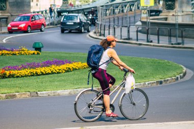 Budapeşte Macaristan 20 Temmuz 2020 'de Macaristan' ın başkenti Budapeşte 'nin tarihi sokaklarında bisikletle dolaşan ve Avrupa Birliği' nin en büyük dokuzuncu şehri olan kimliği belirsiz insanların görüntüsü