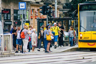 Budapeşte Macaristan 20 Temmuz 2020 Macaristan 'ın başkenti Budapeşte' nin toplu taşıma sisteminin bir parçası olan elektrikli tramvaya binen kimliği belirsiz insanların görüntüsü