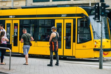 Budapeşte Macaristan 20 Temmuz 2020 Macaristan 'ın başkenti Budapeşte' nin toplu taşıma sisteminin bir parçası olan elektrikli tramvaya binen kimliği belirsiz insanların görüntüsü