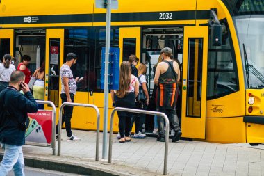 Budapeşte Macaristan 20 Temmuz 2020 Macaristan 'ın başkenti Budapeşte' nin toplu taşıma sisteminin bir parçası olan elektrikli tramvaya binen kimliği belirsiz insanların görüntüsü