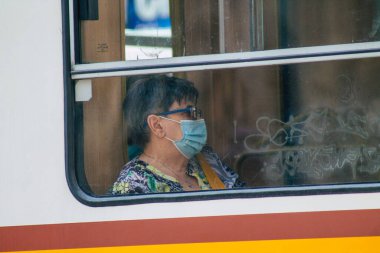 Budapeşte Macaristan 20 Temmuz 2020 Macaristan 'ın başkenti Budapeşte' nin toplu taşıma sisteminin bir parçası olan elektrikli tramvaya binen kimliği belirsiz insanların görüntüsü