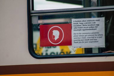 Budapeşte Macaristan 20 Temmuz 2020 Macaristan 'ın başkenti Budapeşte' nin toplu taşıma sisteminin bir parçası olan elektrikli tramvaya binen kimliği belirsiz insanların görüntüsü