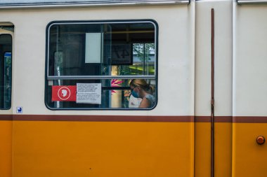 Budapeşte Macaristan 20 Temmuz 2020 Macaristan 'ın başkenti Budapeşte' nin toplu taşıma sisteminin bir parçası olan elektrikli tramvaya binen kimliği belirsiz insanların görüntüsü