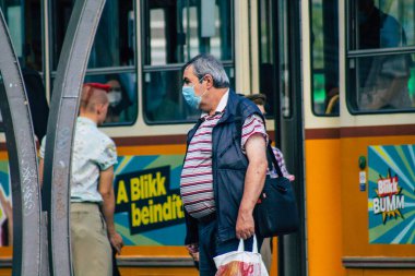 Budapeşte Macaristan 20 Temmuz 2020 Macaristan 'ın başkenti Budapeşte' nin toplu taşıma sisteminin bir parçası olan elektrikli tramvaya binen kimliği belirsiz insanların görüntüsü