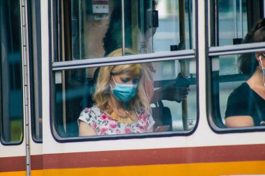 Budapeşte Macaristan 20 Temmuz 2020 Macaristan 'ın başkenti Budapeşte' nin toplu taşıma sisteminin bir parçası olan elektrikli tramvaya binen kimliği belirsiz insanların görüntüsü