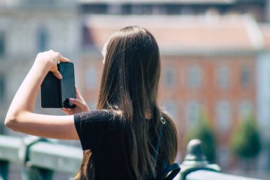 Budapeşte Macaristan 20 Temmuz 2020 Macaristan 'ın başkenti Budapeşte' deki Tuna Nehri 'ni geçen Szechenyi Zinciri Köprüsü üzerinde yürüyen kimliği belirsiz insanların görüntüsü