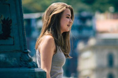 Budapeşte Macaristan 20 Temmuz 2020 Macaristan 'ın başkenti Budapeşte' deki Tuna Nehri 'ni geçen Szechenyi Zinciri Köprüsü üzerinde yürüyen kimliği belirsiz insanların görüntüsü