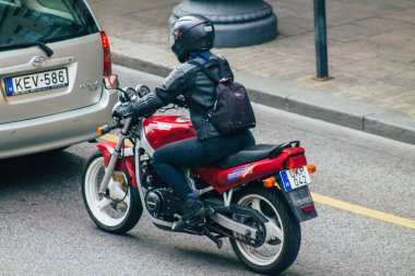 Budapeşte Macaristan 20 Temmuz 2020 Kimliği belirsiz insanların Budapeşte sokaklarında motosiklet sürüşü Başkent ve Macaristan 'ın en kalabalık şehri