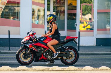 Budapeşte Macaristan 20 Temmuz 2020 Kimliği belirsiz insanların Budapeşte sokaklarında motosiklet sürüşü Başkent ve Macaristan 'ın en kalabalık şehri