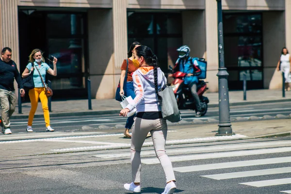Будапешт Венгрия Июля 2020 Вид Неизвестных Пешеходов Идущих Перекрестку Зебр — стоковое фото