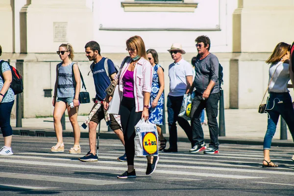 匈牙利布达佩斯7月20日 2020年7月20日 匈牙利首都布达佩斯的一条老街上 一群身份不明的行人在斑马线上行走 — 图库照片