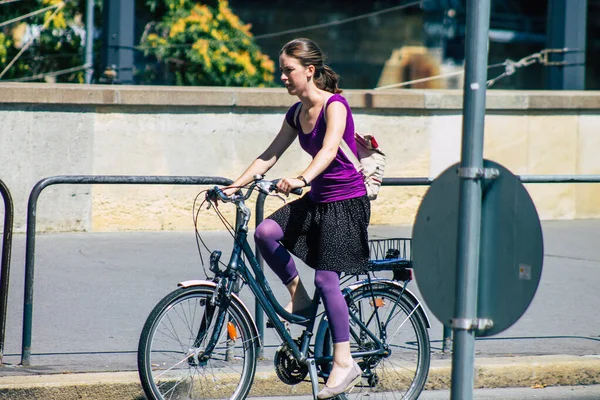 Budapeşte Macaristan 20 Temmuz 2020 'de Macaristan' ın başkenti Budapeşte 'nin tarihi sokaklarında bisikletle dolaşan ve Avrupa Birliği' nin en büyük dokuzuncu şehri olan kimliği belirsiz insanların görüntüsü