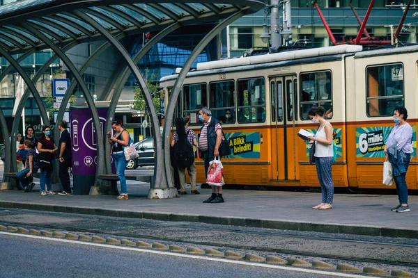 Budapeşte Macaristan 20 Temmuz 2020 Macaristan 'ın başkenti Budapeşte' nin toplu taşıma sisteminin bir parçası olan elektrikli tramvaya binen kimliği belirsiz insanların görüntüsü