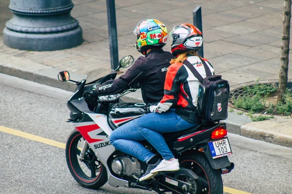 匈牙利布达佩斯 2020年7月20日匈牙利首都布达佩斯和人口最多的城市的街道上骑摩托车的身份不明的人 — 图库照片