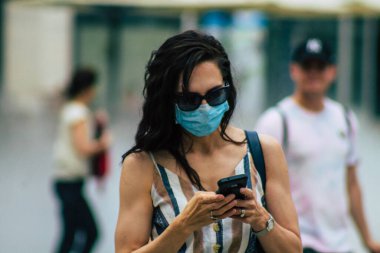 Budapeşte Macaristan 22 Temmuz 2020 Macaristan 'ın başkenti Budapeşte' nin eski sokaklarında yürüyen koronavirüsten korunmak için yüzü maskeli, kimliği belirsiz yayalara bakınız.