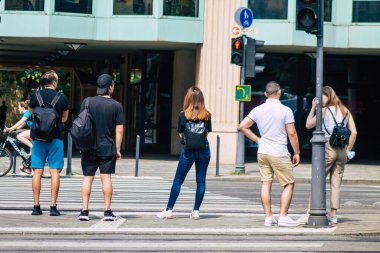 Budapeşte Macaristan 22 Temmuz 2020 Macaristan 'ın başkenti Budapeşte' nin eski sokaklarında yürüyen kimliği belirsiz yayaların görüntüsü