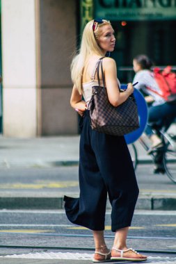 Budapeşte Macaristan 22 Temmuz 2020 Macaristan 'ın başkenti Budapeşte' nin eski sokaklarında yürüyen kimliği belirsiz yayaların görüntüsü