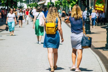 Budapeşte Macaristan 22 Temmuz 2020 Macaristan 'ın başkenti Budapeşte' nin eski sokaklarında yürüyen kimliği belirsiz yayaların görüntüsü