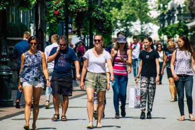 Budapeşte Macaristan 22 Temmuz 2020 Macaristan 'ın başkenti Budapeşte' nin eski sokaklarında yürüyen kimliği belirsiz yayaların görüntüsü