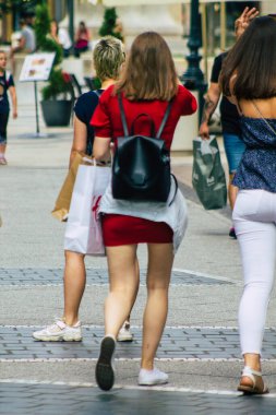 Budapeşte Macaristan 22 Temmuz 2020 Macaristan 'ın başkenti Budapeşte' nin eski sokaklarında yürüyen kimliği belirsiz yayaların görüntüsü