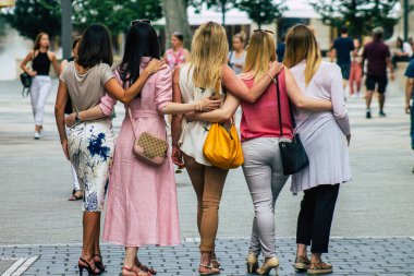 Budapeşte Macaristan 22 Temmuz 2020 Macaristan 'ın başkenti Budapeşte' nin eski sokaklarında yürüyen kimliği belirsiz yayaların görüntüsü