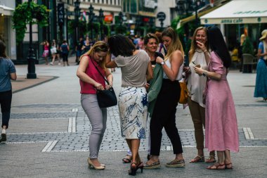 Budapeşte Macaristan 22 Temmuz 2020 Macaristan 'ın başkenti Budapeşte' nin eski sokaklarında yürüyen kimliği belirsiz yayaların görüntüsü