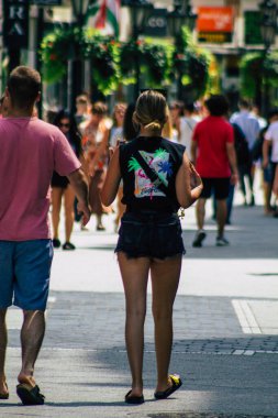 Budapeşte Macaristan 22 Temmuz 2020 Macaristan 'ın başkenti Budapeşte' nin eski sokaklarında yürüyen kimliği belirsiz yayaların görüntüsü