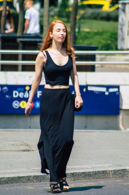 Budapeşte Macaristan 22 Temmuz 2020 Macaristan 'ın başkenti Budapeşte' nin eski sokaklarında yürüyen kimliği belirsiz yayaların görüntüsü