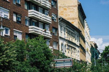 Budapeşte Macaristan 22 Temmuz 2020 Macaristan 'ın başkenti ve Macaristan' ın en kalabalık şehri olan Budapeşte şehir merkezindeki tarihi bir binanın ön cephesine bakınız.