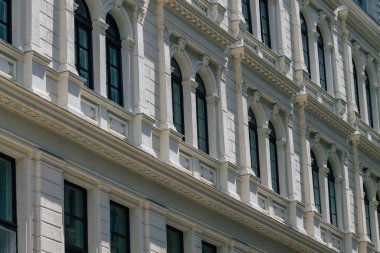 Budapeşte Macaristan 22 Temmuz 2020 Macaristan 'ın başkenti ve Macaristan' ın en kalabalık şehri olan Budapeşte şehir merkezindeki tarihi bir binanın ön cephesine bakınız.