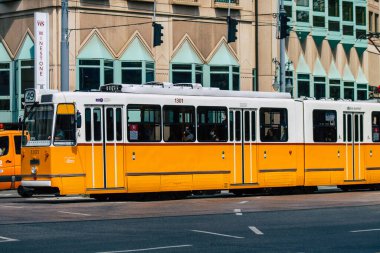 Budapeşte Macaristan 22 Temmuz 2020. Macaristan 'ın başkenti Budapeşte' nin sokaklardan geçen ve toplu taşıma sisteminin bir parçası olan eski bir Macar tramvayı görülüyor.