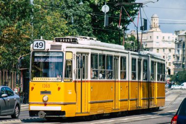 Budapeşte Macaristan 22 Temmuz 2020. Macaristan 'ın başkenti Budapeşte' nin sokaklardan geçen ve toplu taşıma sisteminin bir parçası olan eski bir Macar tramvayı görülüyor.