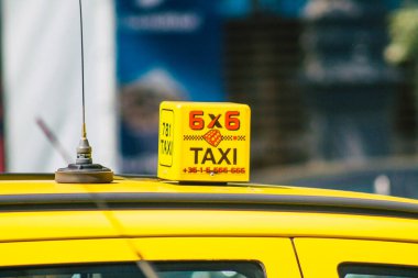 Budapeşte Macaristan 22 Temmuz 2020 Budapeşte ve Macaristan 'ın en kalabalık kenti olan Budapeşte sokaklarında seyahat eden yolcular için geleneksel sarı Macar taksisine bakınız.