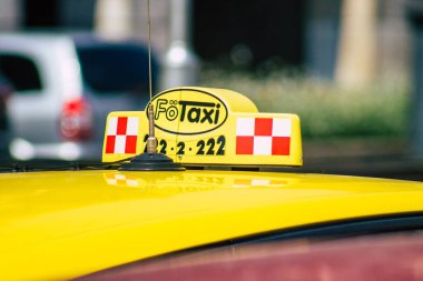 Budapeşte Macaristan 22 Temmuz 2020 Budapeşte ve Macaristan 'ın en kalabalık kenti olan Budapeşte sokaklarında seyahat eden yolcular için geleneksel sarı Macar taksisine bakınız.