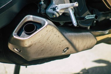 Budapeşte Macaristan 22 Temmuz 2020, Budapeşte sokaklarında park etmiş bir motosiklet manzarası başkent ve Macaristan 'ın en kalabalık şehri