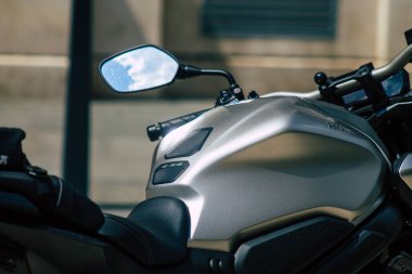 Budapeşte Macaristan 22 Temmuz 2020, Budapeşte sokaklarında park etmiş bir motosiklet manzarası başkent ve Macaristan 'ın en kalabalık şehri