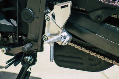 Budapeşte Macaristan 22 Temmuz 2020, Budapeşte sokaklarında park etmiş bir motosiklet manzarası başkent ve Macaristan 'ın en kalabalık şehri